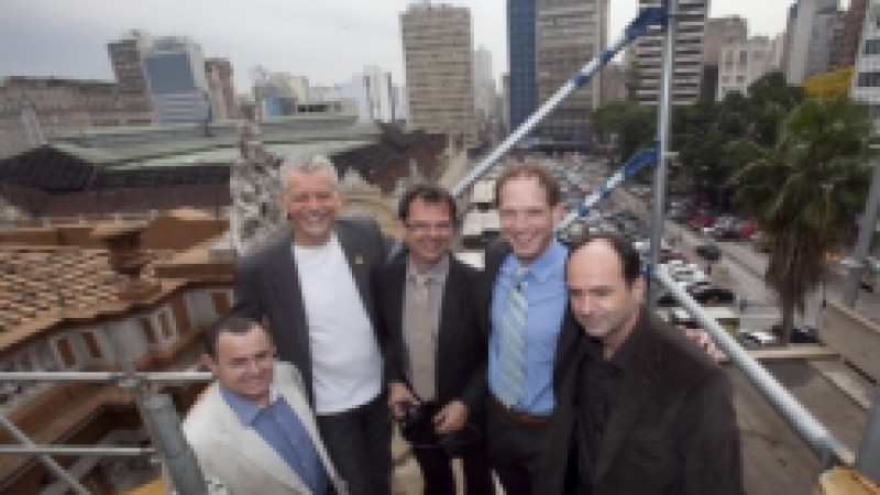 Integrantes da Fifa visitaram, neste s&aacute;bado (29), tr&ecirc;s locais candidatos a receber a Fifa Fan Fest em Porto Alegre durante a Copa do Mundo de 2014. O Largo Gl&ecirc;nio Peres (em frente ao Mercado P&uacute;blico), e o Espelho d&aacute;gua e o campo do Parque Ramiro Souto,