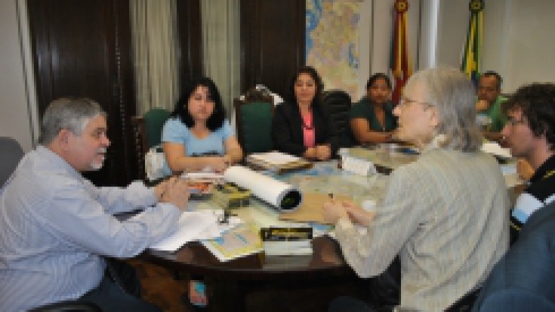 A Campanha Nacional do Desarmamento 2011 - Tire uma Arma do Futuro do Brasil ganhou refor&ccedil;o em S&atilde;o Leopoldo. Nesta ter&ccedil;a-feira (25), o secret&aacute;rio da Seguran&ccedil;a P&uacute;blica, Airton Michels e seu adjunto, Juarez Pinheiro, receberam representantes do Comit&ecirc;