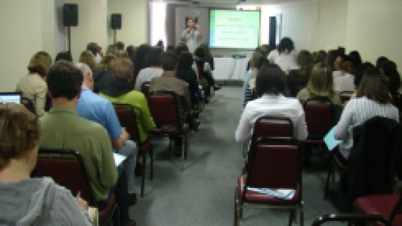 Assessores de Educação Ambiental de cada uma das 30 Coordenadorias Regionais de Educação (CREs) e dois professores de cada uma das 27 escolas representadas na delegação gaúcha da III Conferência Nacional Infanto-Juvenil pelo Meio Ambiente (CNIJMA)
