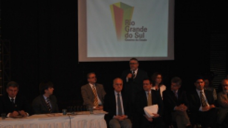 O secret&aacute;rio adjunto da Seguran&ccedil;a P&uacute;blica, Juarez Pinheiro, e o diretor-geral do Instituto-Geral de Per&iacute;cias, Jo&atilde;o Luiz Corso, inauguraram o novo pr&eacute;dio do posto do IGP em Iju&iacute;, nesta ter&ccedil;a-feira (18). Antes, acompanhado pelo chefe da Pol&iacute;cia Civil,
