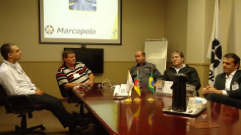 O diretor de transportes rodoviários do Daer, Saul Sastre, esteve na Marcopolo, em Caxias do Sul, para buscar uma solução para a acessibilidade em ônibus intermunicipais. Ao lado dos dirigentes da Associação Rio-Grandense de Transporte Intermunicipal