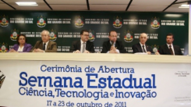 Um grupo formado por mais de 200 alunos do ensino médio e fundamental, acompanhou, nesta segunda-feira (17), em Porto Alegre, o secretário da Ciência, Inovação e Desenvolvimento Tecnológico, Cleber Prodanov, e o primeiro-secretário da Sociedade