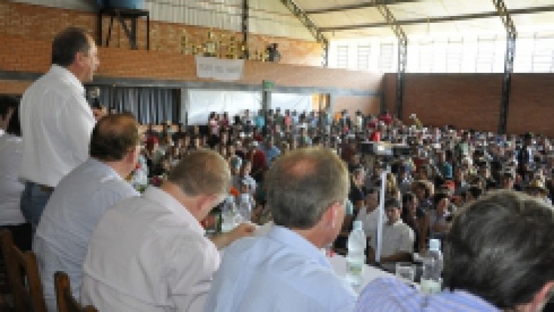 O presente e o futuro de 27% da economia gaúcha. Este foi o tema do debate que ocorreu nesta sexta-feira (07), na comunidade de Nossa Senhora do Rosário, em Ponte Preta. Cerca de 50 municípios da região da Associação dos Municípios do Alto Uruguai (Amau)