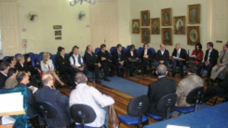 A primeira reunião dos conselheiros da Aglomeração Urbana do Sul (Ausul) foi realizada logo depois da solenidade de posse, na tarde dessa terça-feira (04), no Salão Nobre da Prefeitura Municipal de Pelotas. Antes da escolha do presidente, vice-presidente