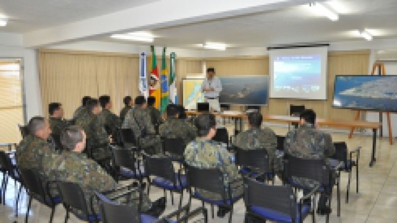 A Superintendência do Porto do Rio Grande (Suprg) recebeu, na tarde desta segunda-feira (3), a visita de uma comitiva de militares do 1º Esquadrão do 10º Grupo de Aviação sediado na Base Aérea de Santa Maria. Na ocasião, estiveram presentes 11 militares,