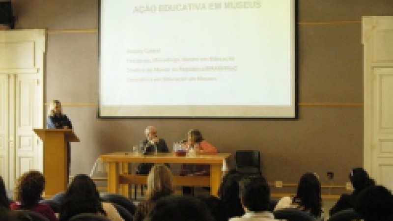 O curso A&ccedil;&atilde;o Educativa em Museus, no Memorial do Rio Grande do Sul, foi aberto na manh&atilde; desta segunda-feira (03). A ministrante &eacute; a muse&oacute;loga Magaly Cabral, considerada refer&ecirc;ncia nacional e internacional no setor. Ela &eacute; mestre em Educa&ccedil;&atilde;o, pela