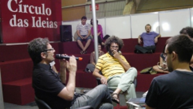 O sábado foi de poesia no Círculo das Ideias da VIII Bienal Internacional do Livro de Pernambuco. A tarde iniciou dedicada ao poeta Mauro Mota, um dos homenageados da feira. Com a presença da viúva, Marli Mota os poemas do autor tiveram interpretação