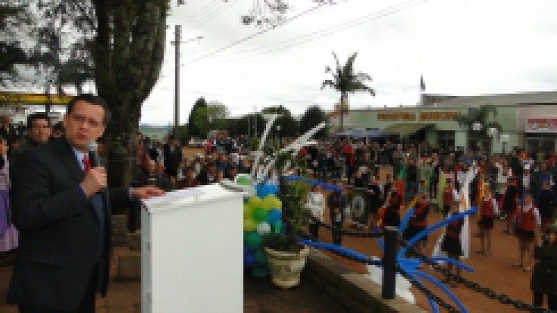 O Governo do Estado, representado pelo secret&aacute;rio de Infraestrutura e Log&iacute;stica, Beto Albuquerque, assinou a ordem de rein&iacute;cio da obra de pavimenta&ccedil;&atilde;o do acesso a Coqueiros do Sul, no final da manh&atilde; desta sexta-feira (09). Em ato realizado em frente a