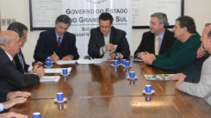 Os prefeitos de Nova Santa Rita, Francisco Brandão, e de Portão, Elói Besson, entregaram, no início da tarde desta quinta-feira (08), os decretos que tornam de utilidade pública a área nos respectivos municípios para construção do futuro aeroporto da