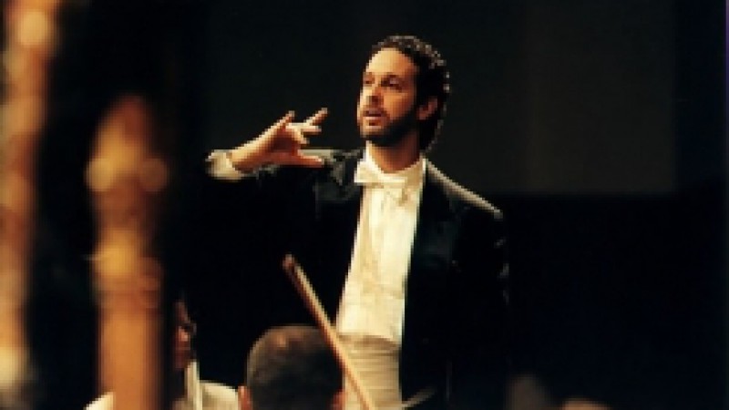 O 17º Concerto Oficial da Ospa, nesta terça-feira (30), será regido por Cláudio Ribeiro, maestro de carreira internacional, que foi diretor artístico da Ospa entre os anos de 1995 e 1998. A apresentação terá o solo de Javier Balbinder, primeiro oboísta