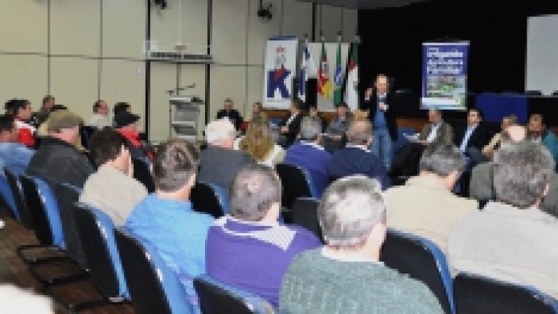 O Governo do Estado realizou, nesta quinta-feira (25), no munic&iacute;pio de Santo &Acirc;ngelo, o lan&ccedil;amento do Programa Irrigando a Agricultura Familiar. O ato foi conduzido pelo secret&aacute;rio de Desenvolvimento Rural, Pesca e Cooperativismo (SDR), Ivar Pavan, e