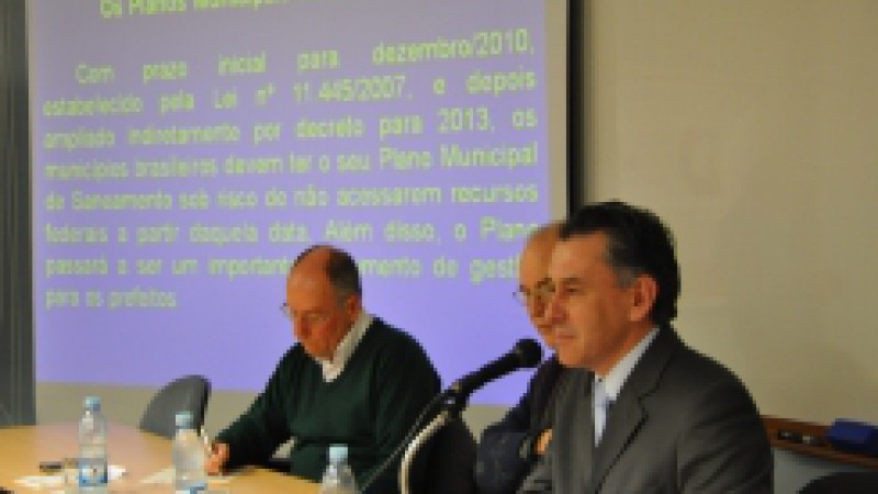 O Ciclo de Debates da Associação Brasileira de Engenharia Sanitária, realizado na quarta-feira (24), enfocou os desafios da política estadual de saneamento ambiental. Participaram do painel o diretor-presidente da Corsan, Arnaldo Dutra, e o Diretor da