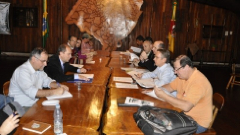 Aspectos operacionais sobre o Plano Safra ga&uacute;cho foram detalhados pelo secret&aacute;rio do Desenvolvimento Rural, Pesca e Cooperativismo (SDR), Ivar Pavan, na sexta-feira (19), no Pal&aacute;cio Piratini, em Porto Alegre. Em conjunto com o assessor superior do