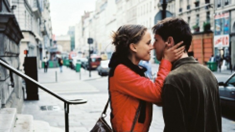 Aproveitando que Paris é um dos assuntos cinematográficos do momento - por conta do filme Meia-Noite em Paris, de Woody Allen, visto por mais de um milhão de espectadores - a Associação de Críticos de Cinema do RS foi buscar outros filmes que têm a bela
