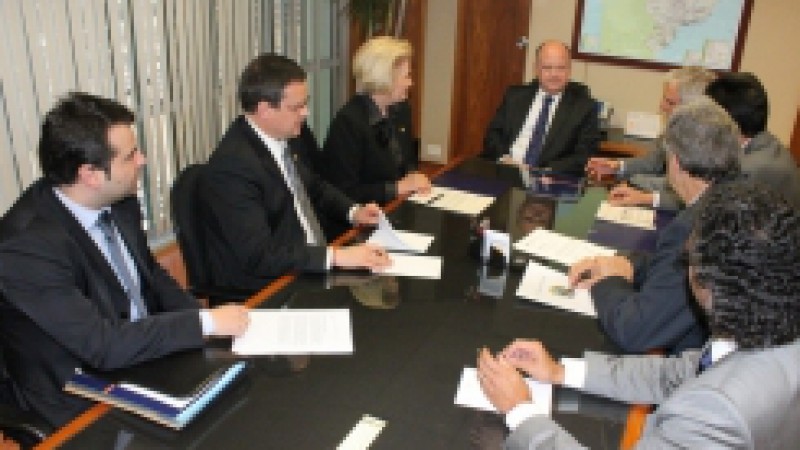 O secret&aacute;rio de Infraestrutura e Log&iacute;stica do RS, Beto Albuquerque, reuniu-se na quinta-feira (11), em Bras&iacute;lia, com o diretor-geral da Ag&ecirc;ncia Nacional de Energia El&eacute;trica (Aneel), Nelson Jose H&uuml;bner Moreira, para tratar da possibilidade de