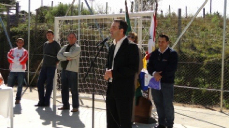 O Governo do Estado, através da Secretaria Estadual do Esporte e do Lazer (SEL), inaugurou na quarta-feira (10), quadra poliesportiva no bairro Jardim dos Eucaliptos, em Santiago, no Vale do Jaguari. O equipamento, cujo investimento foi de R$ 122 mil,