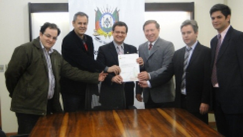 A pavimentação asfáltica do anel rodoviário que irá ligar a avenida Santa Rosa à BR-472 será retomada. O anúncio foi feito pelo secretário de Infraestrutura e Logística, Beto Albuquerque, ao prefeito Olívio Casali, na manhã desta quinta-feira (10), na