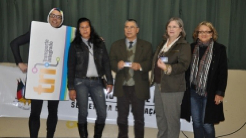 A Secretaria de Estado da Educa&ccedil;&atilde;o (Seduc) e a Secretaria Municipal de Educa&ccedil;&atilde;o de POrto Alegre (Smed) entregaram, na manh&atilde; desta quarta-feira (10), cart&otilde;es do Programa Vou &agrave; Escola Ensino M&eacute;dio para 44 alunos do Col&eacute;gio Estadual J&uacute;lio de Castilhos. O