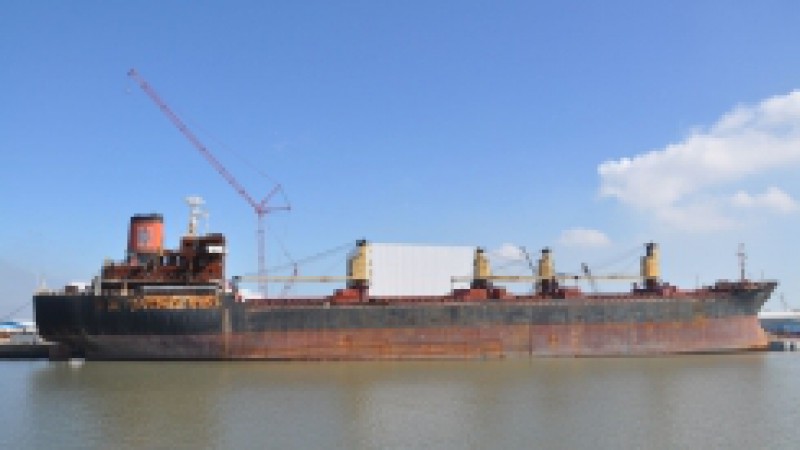 O navio graneleiro turco Düden, leiloado no mês passado, deve ser retirado do Porto do Rio Grande até o dia 14 de julho. O arremate, no valor de R$ 1.700.000, aconteceu no Rio de Janeiro. Atualmente, o graneleiro passa por algumas obras para que possa