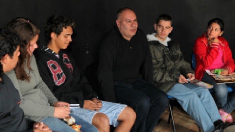 Pensar e debater sobre teatro foi o objetivo do primeiro debate dos Círculos Não há Sol a sós, organizado pelo núcleo de teatro do Programa de Proteção a Jovens em Território de Vulnerabilidade (Protejo), que integra o conjunto ações do Território de Paz