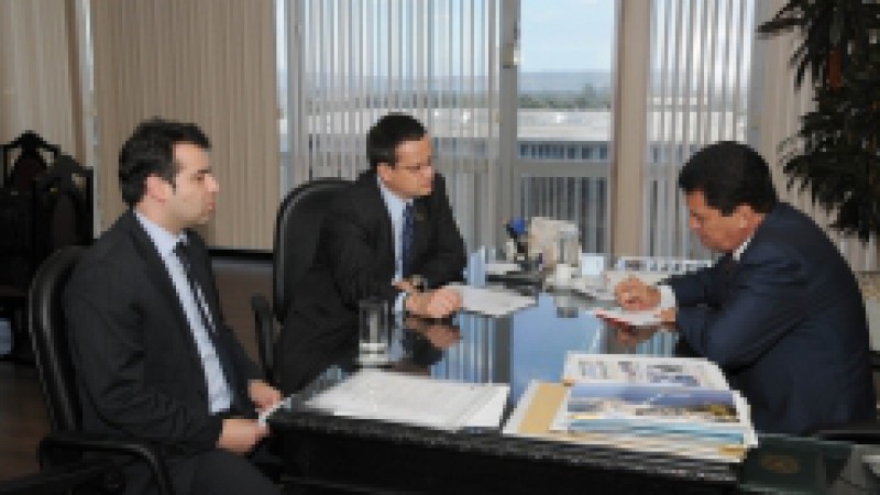 O secretário de Infraestrutura e Logística do RS (Seinfra), Beto Albuquerque, apresentou ao ministro dos Transportes Alfredo Nascimento, em Brasília, proposta para que a União retome a administração de algumas rodovias federais que são administradas pelo