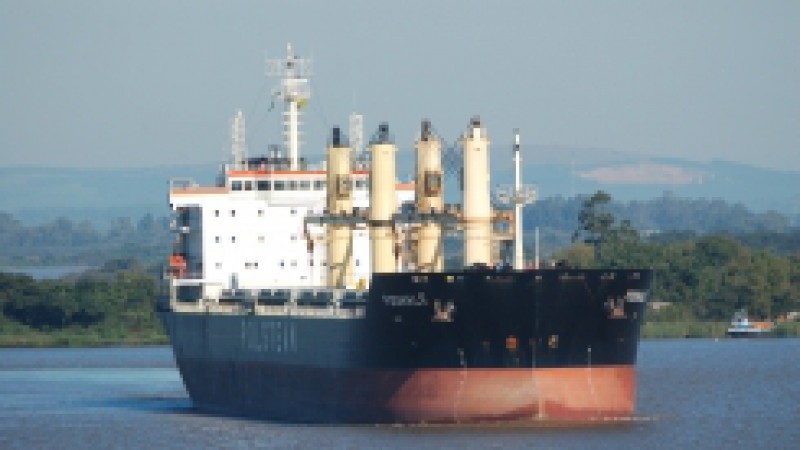O navio mercante Podhale, de bandeira de Bahamas, atracou na manhã desta quinta-feira (05), na Capital. Medindo 190 metros de comprimento e 28,5 metros de largura, o graneleiro está carregado com 5,8 mil toneladas de superfosfato triplo e 4.558 toneladas
