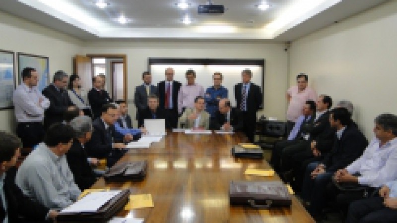 O secretário de Infraestrutura e Logística do RS, Beto Albuquerque, recebeu em seu gabinete, na manhã desta quinta-feira (28), os representantes da Associação dos Municípios da Região Celeiro (Amuceleiro). Os 20 prefeitos e um vice-prefeito das cidades