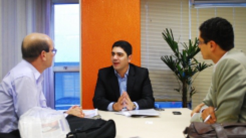 Ajudar filhos adotivos a encontrar suas fam&iacute;lias biol&oacute;gicas &eacute; o objetivo da Associa&ccedil;&atilde;o Filhos Adotivos do Brasil, que esteve na Secretaria da Justi&ccedil;a e dos Direitos Humanos (SJDH), na tarde desta quarta-feira (27). Em visita ao secret&aacute;rio Fabiano