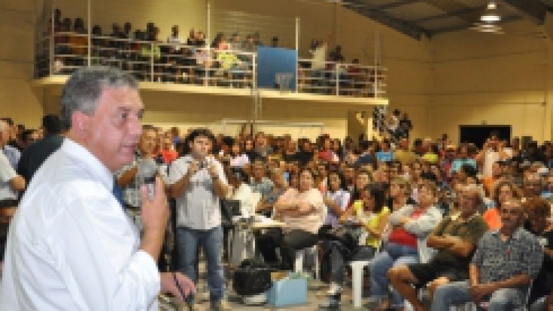 O secretário de Estado de Habitação e Saneamento, Marcel Frison, participou nessa quarta-feira (06), em Tramandaí, da audiência pública que tratou da regularização fundiária dos morados do bairro Agual. Na área, que pertence ao município de Osório, moram
