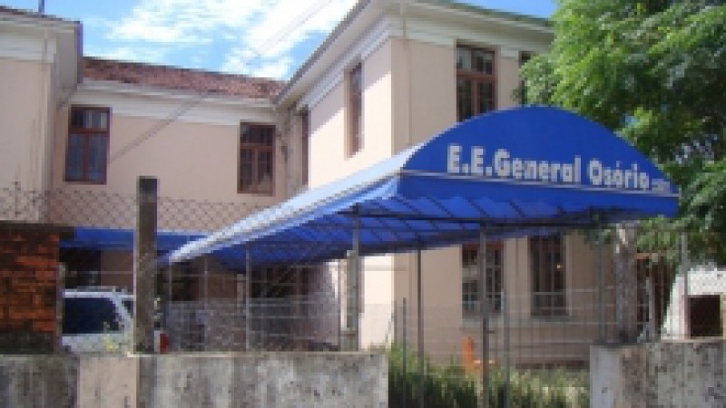 Em visita ao munic&iacute;pio de Os&oacute;rio, no Litoral Norte, o secret&aacute;rio de Obras P&uacute;blicas, Irriga&ccedil;&atilde;o e Desenvolvimento Urbano, Luiz Carlos Busato, assinou a ordem de in&iacute;cio da recupera&ccedil;&atilde;o do telhado da Escola Estadual de Ensino Fundamental General Os&oacute;rio,