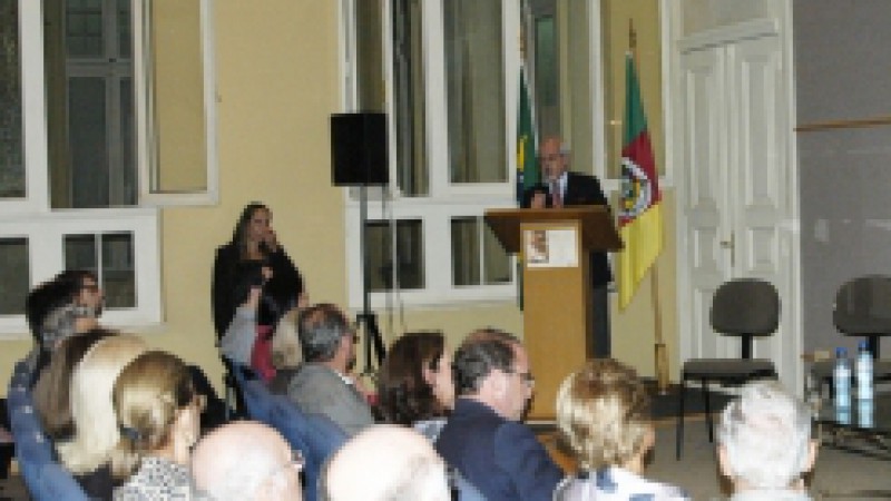 A Secretaria de Estado da Cultura, representada pelo Memorial do RS, realizou uma homenagem ao escritor Moacyr Scliar, na noite dessa terça-feira (29). O secretário Assis Brasil abriu o evento e, emocionado, falou sobre sua amizade com Scliar.Ainda é