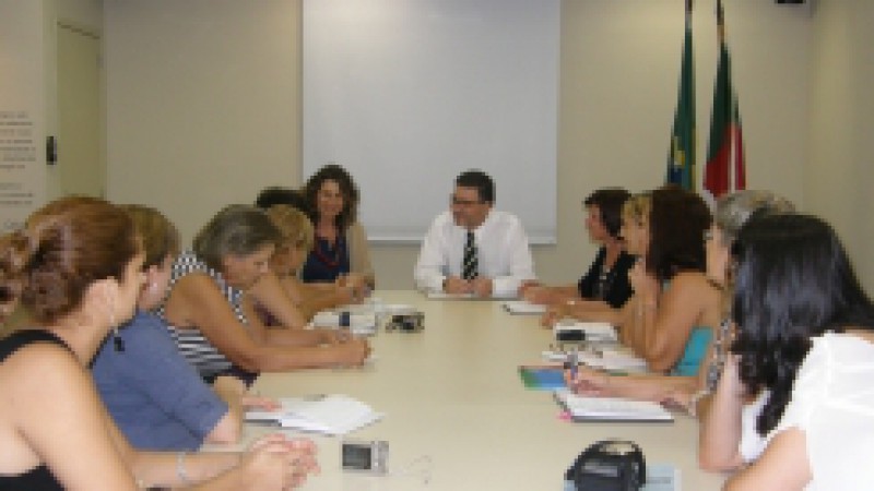  O interesse na consolidação de parceria da Secretaria de Estado da Educação (Seduc) com os cerca de 60 Polos de Apoio Presenciais do Sistema Universidade Aberta (UAB) do Rio Grande do Sul, visando à formação inicial e continuada de professores da rede