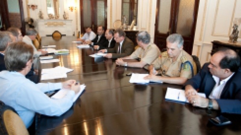 Os secretários estaduais Ivar Pavan, Luis Fernando Mainardi, o procurador-geral do Estado, Carlos Henrique Kaipper, o coronel Sérgio Roberto de Abreu e assessores estiveram reunidos para discutir quais medidas o Governo do Estado vai tomar frente a