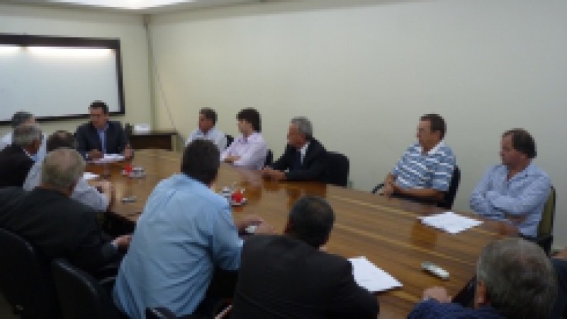 O secretário de Infraestrutura e Logística, Beto Albuquerque, recebeu na tarde desta terça-feira (15) lideranças de 13 municípios que integram a Associação dos Municípios da Zona Centro Sul do RS, presidida pelo prefeito de Arambaré, Alaor Ribeiro. A