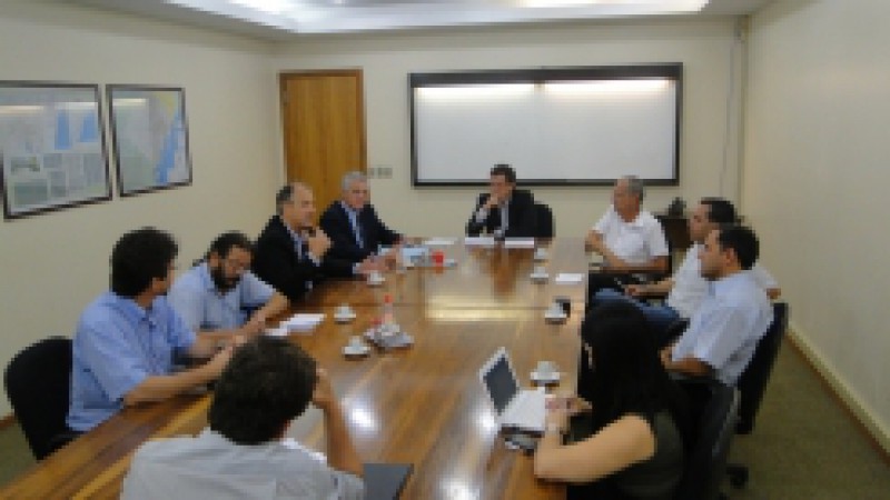O secretário de Infraestrutura e Logística do RS, Beto Albuquerque, reuniu-se com o diretor-presidente da CEEE, Sérgio Dias, e com os vereadores de Porto Alegre, Airto Ferronato, Toni Proença e Engenheiro Comassetto, que integram a Frente Parlamentar