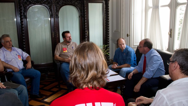 Governador em exercício Adão Villaverde durante audiência com integrantes da Direção da CUT