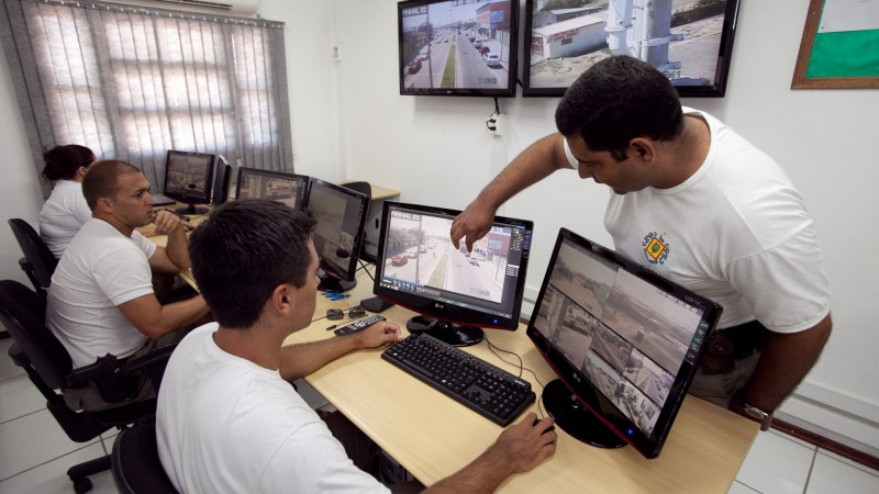 Programa Verão Numa Boa, Brigada Militar opera com câmeras de Vigilância no litoral norte. Na foto a central de monitoramento no balneário Pinhal.