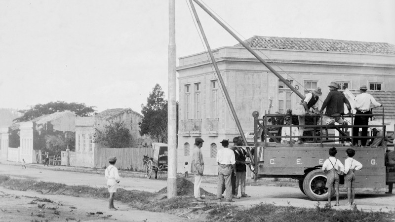 Atendimento realizado pela Companhia Estadual de Energia Elétrica na década de 1940 em Porto Alegre.