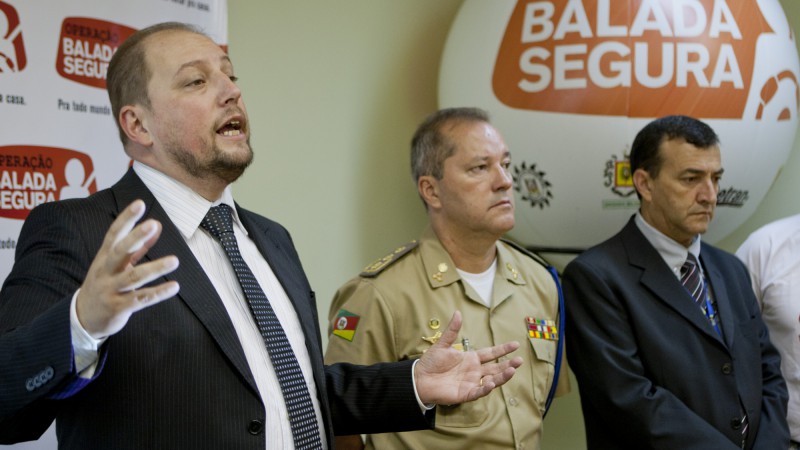 09.02.12: Parceiros apresentam os resultados do primeiro ano da Operação Balada Segura em Porto Alegre. Da esq. à dir.: Diretor-Presidente do Detran/RS Alessandro Barcellos, Chefe do Estado Maior da Brigada Militar Coronel Valmor Mello e representante