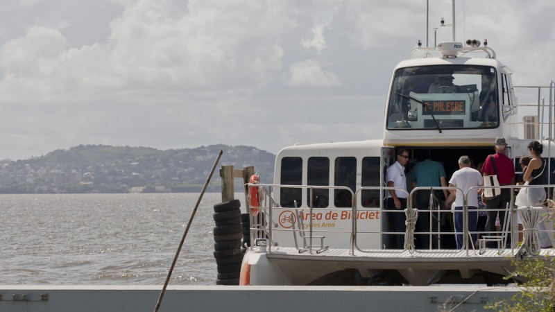 10.02.12: Programa Ver&atilde;o Numa Boa - Travessia hidrovi&aacute;ria Porto Alegre-Gua&iacute;ba atrav&eacute;s de catamar&atilde;.