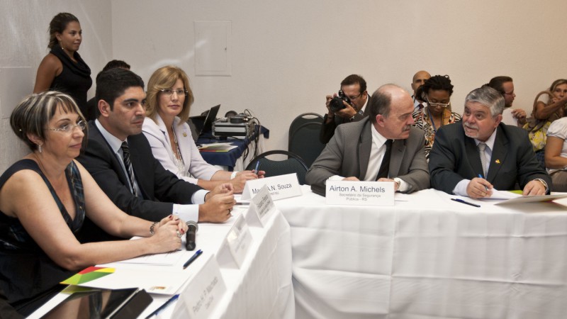 13.02.12: A Secretária Nacional de Segurança Pública Regina Miki, o Secretário Estadual de Justiça e DDHH Fabiano Pereira, Maria A.N. Souza do Ministério da Justiça, o Secretário de Segurança Pública Airton Michels e o Secretário Adj. Juarez Pinheiro na