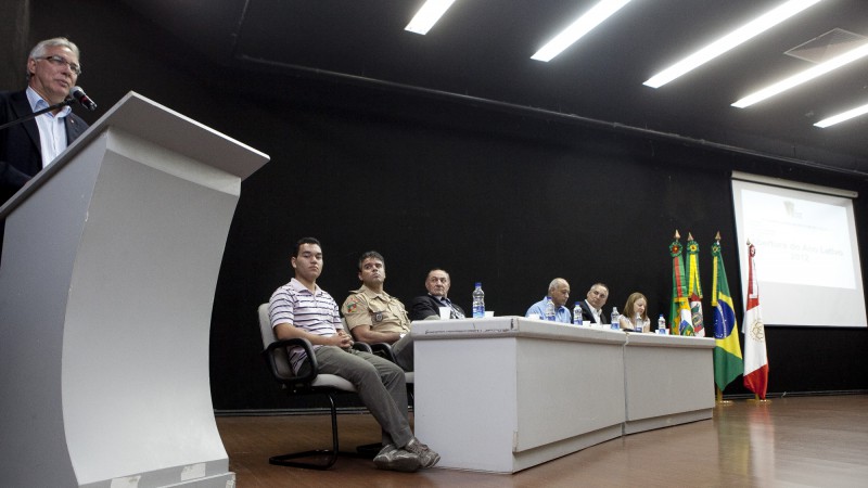 Abertura do Ano Letivo junto com 27ª CRE em Canoas, com a presença do Prof. Edson Portilho e a participação do Vice-Governador Beto Grill, que fala aos professores e diretores das escolas.