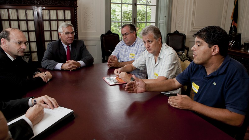 PORTO ALEGRE-RS - O Vice Governador Beto Grill recebe Nelson Arrue, presidente da Federação Brasileira de Criadores e Ornitófilos do RS e Eduardo Dorneles, vice-presidente e Veterinário Fernando. Acompanha a reunião o Dep. Miki Breier.