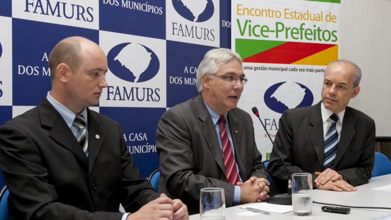 22.03.12: Vice-governador Beto Grill participa da abertura do 2&ordm; Encontro Estadual de Vice-Prefeitos, na Famurs. Da esq. &agrave; dir.: Ricardo Hermann, pres. da Comiss&atilde;o dos Vice-Prefeitos da Famurs, vice-governador Beto Grill, e Mariovane Weis, pres. da