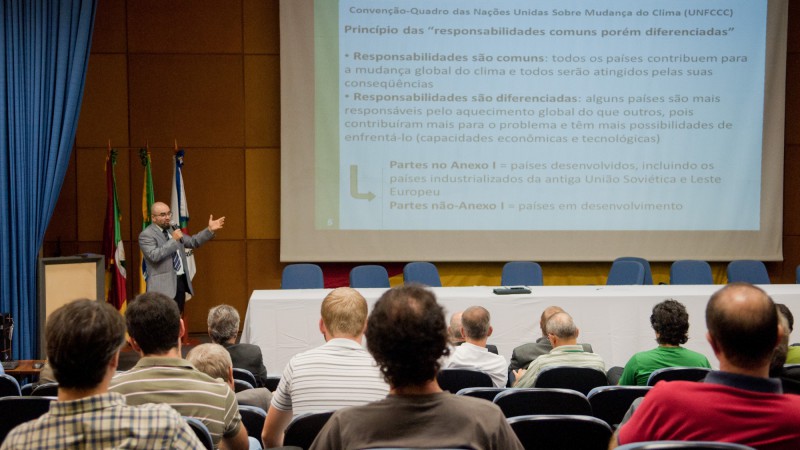 10.04.12: Secretaria de Desenvolvimento Rural, Pesca e Cooperativismo promove seminário sobre créditos de carbono. Com a fala, o coordenador-geral de Meio Ambiente e Mudanças Climáticas da Secretaria de Política Econômica do Ministério da Fazenda,