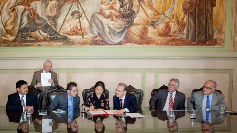 17.04.2012 Representante da empresa chinesa Shiyan Yunlihong Industrial & Trade Co.,Ltd, Sra. Lian Bingyun assina documento de coopera&ccedil;&atilde;o com o Estado