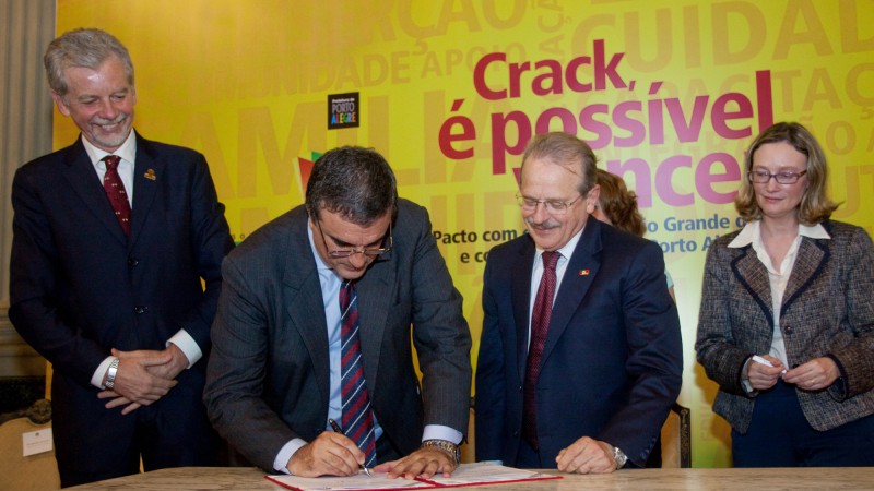 17.04.2012 Ministro da Justiça, José Eduardo assina termo de adesão ao programa Crack, é possível vencer