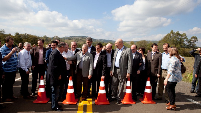 Governador Tarso Genro inaugura trecho entre Porto Lucena e Porto Xavier na RS 472. Presentes no evento o Secretário de Infraestrutura Beto Albuquerque e os Prefeitos Leo Weschenfelder (Porto Lucena) e Vilmar Kaiser (Porto Xavier. entre outras