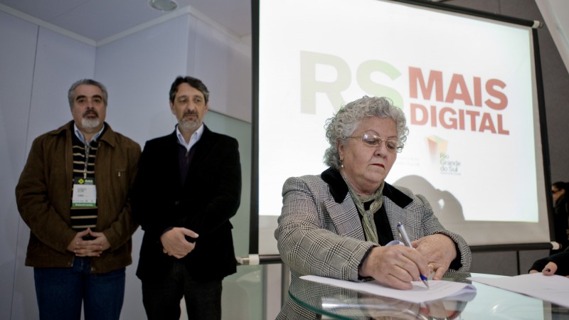 27.07.12: Secretária de Comunicação e Inclusão Digital Vera Spolidoro assina convênio que oficializa descarte de computadores do poder executivo gaúcho.