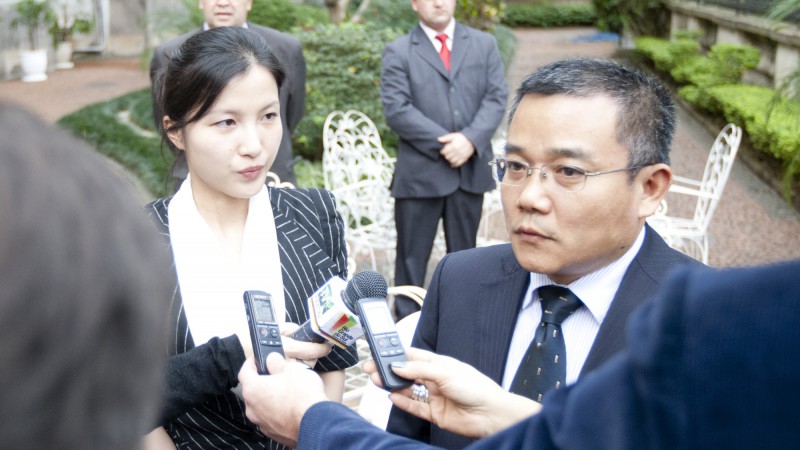 07.08.12: Governador em exercício, Beto Grill, recebe o Sr. Zhu Wang, Diretor do Banco de Desenvolvimento da China para conversar sobre investimentos no Estado.